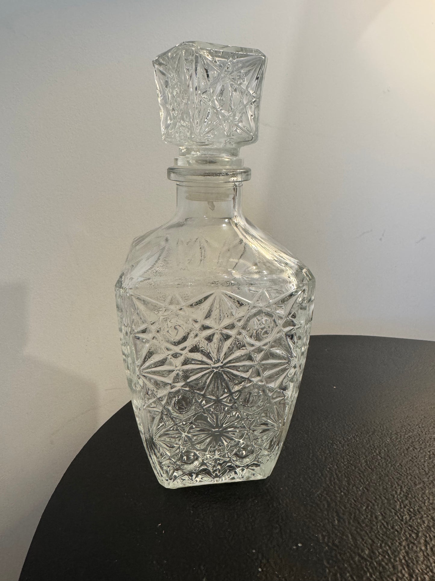 Grande carafe à bouchon en verre travaillé — Hoff Interieur