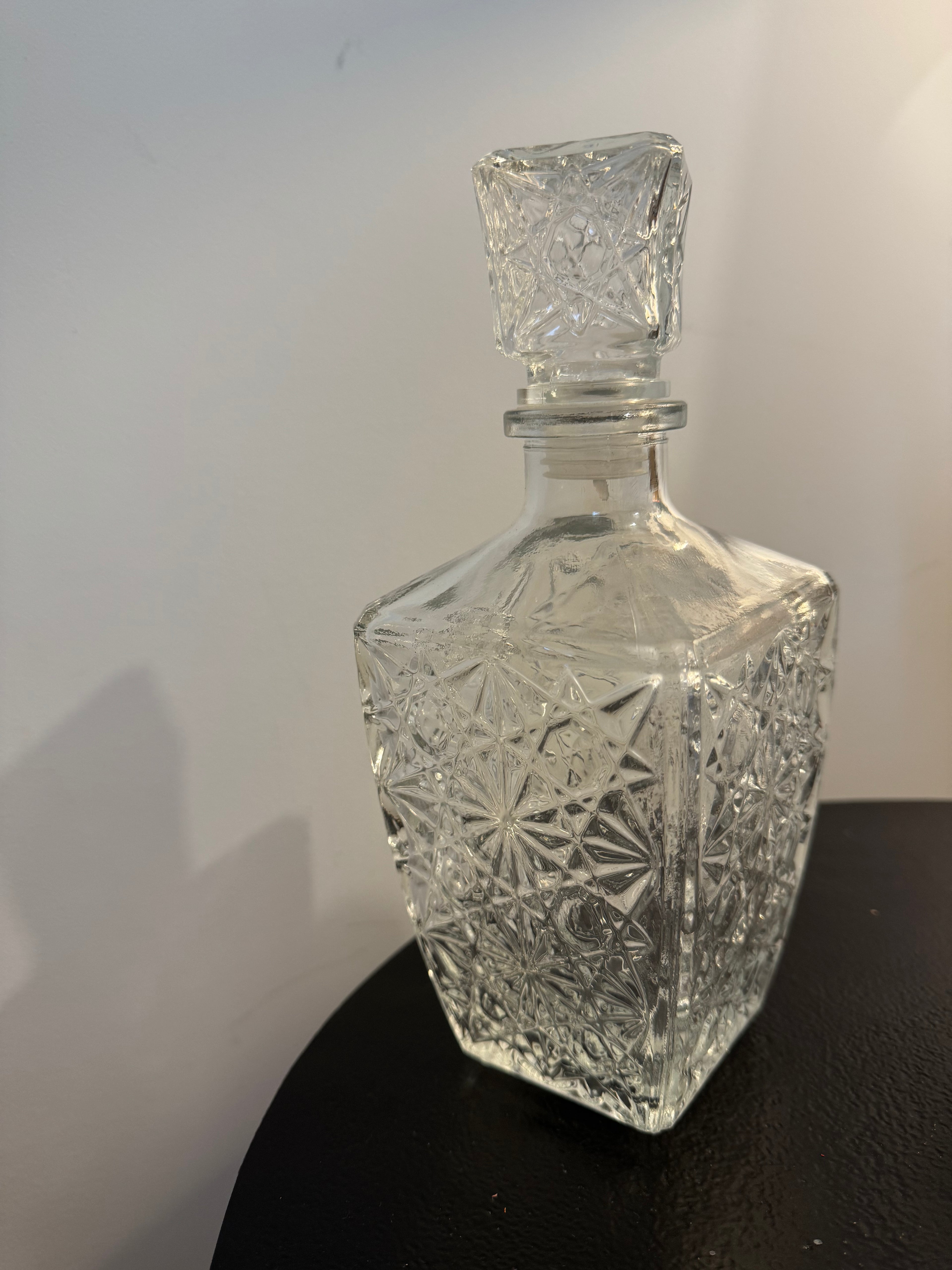 Grande carafe à bouchon en verre travaillé — Hoff Interieur