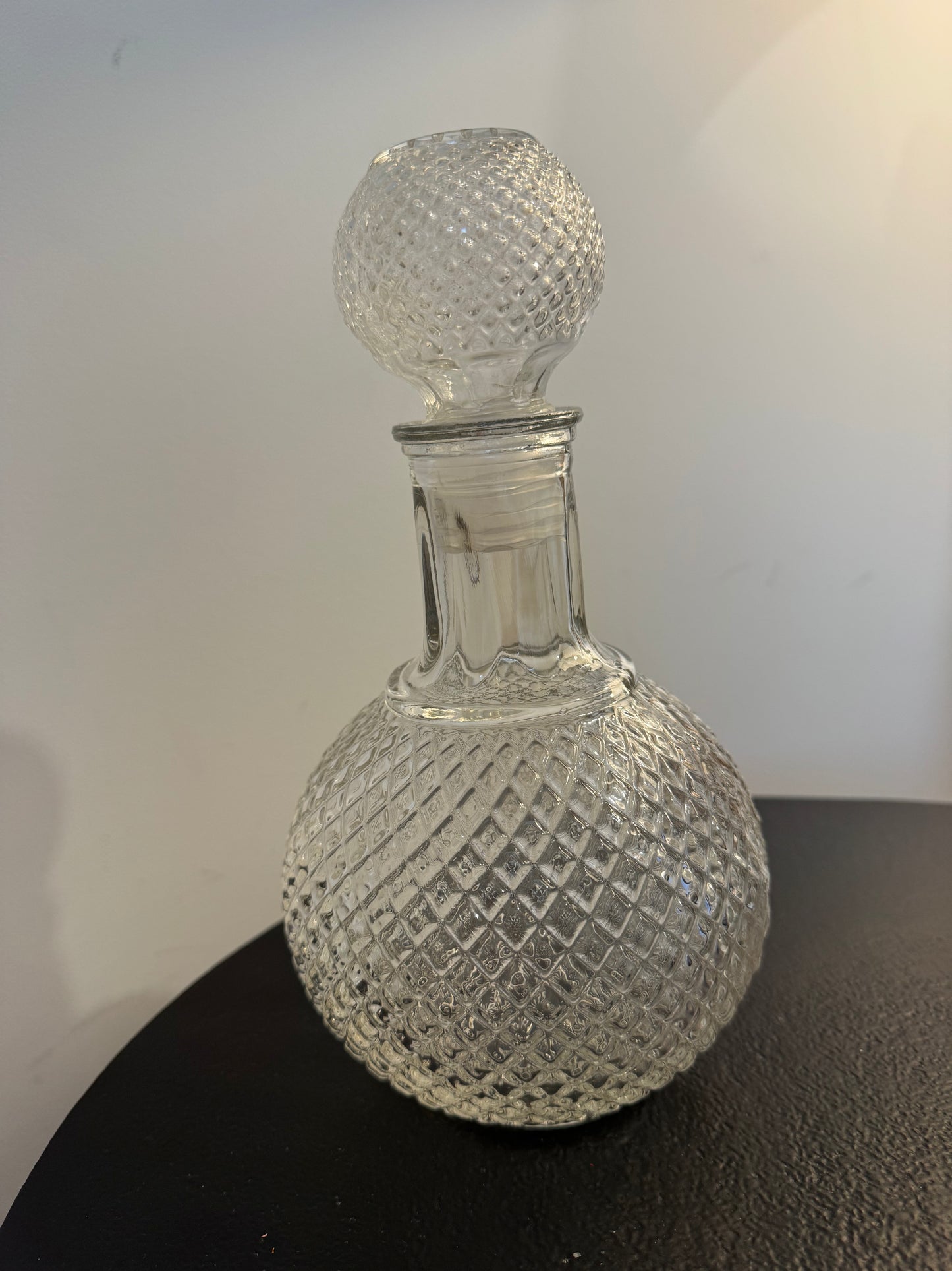 Grande carafe à bouchon en verre travaillé — Hoff Interieur