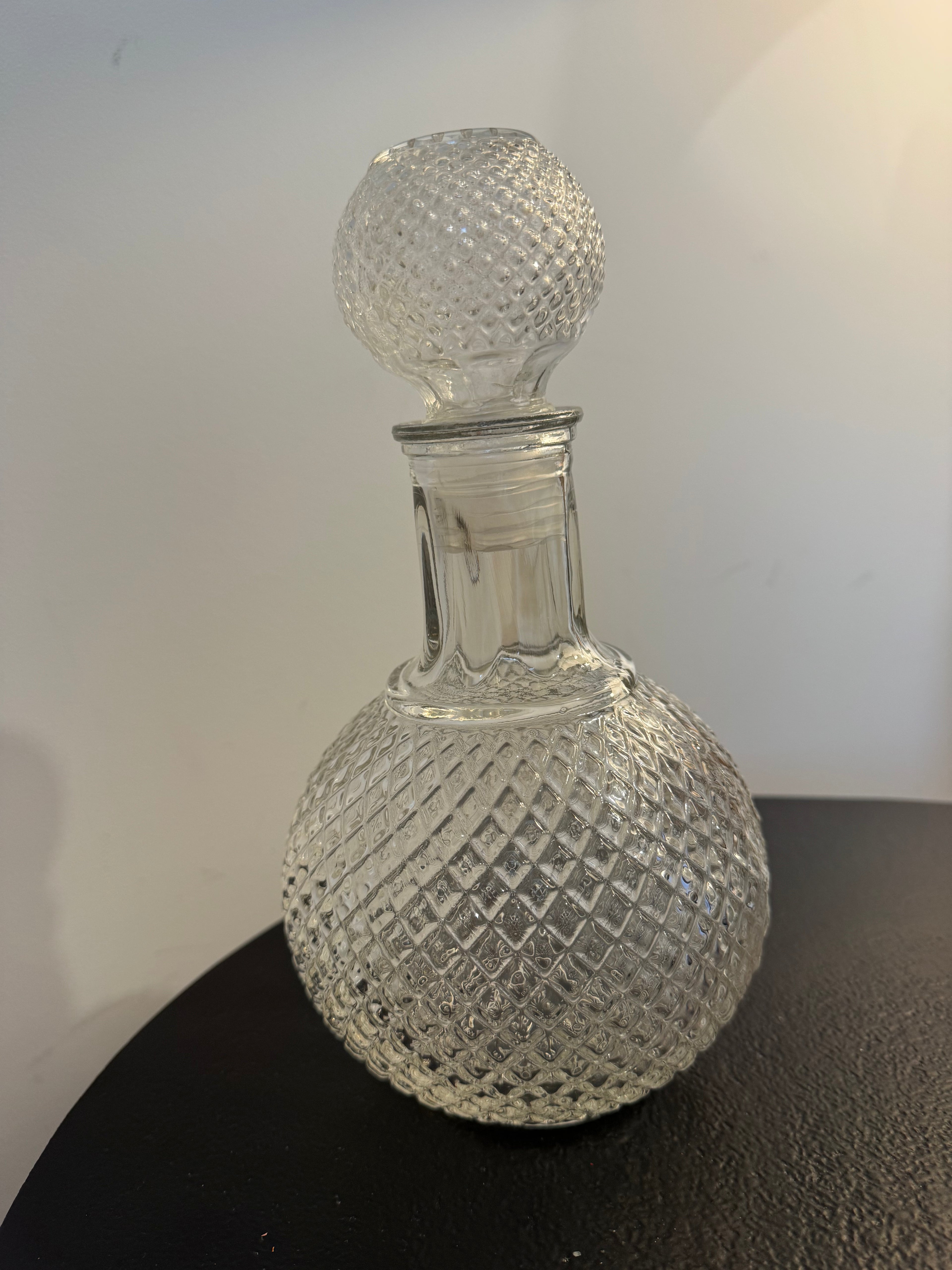 Grande carafe à bouchon en verre travaillé — Hoff Interieur
