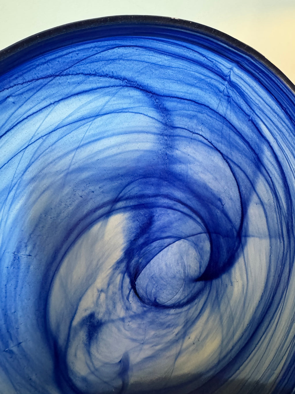 Set de 2 assiettes en verre marmoré bleu cobalt — Amadeus