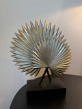 Sculpture décorative feuilles de palmier argentée sur socle — Style chic & tropical (H 27 cm)