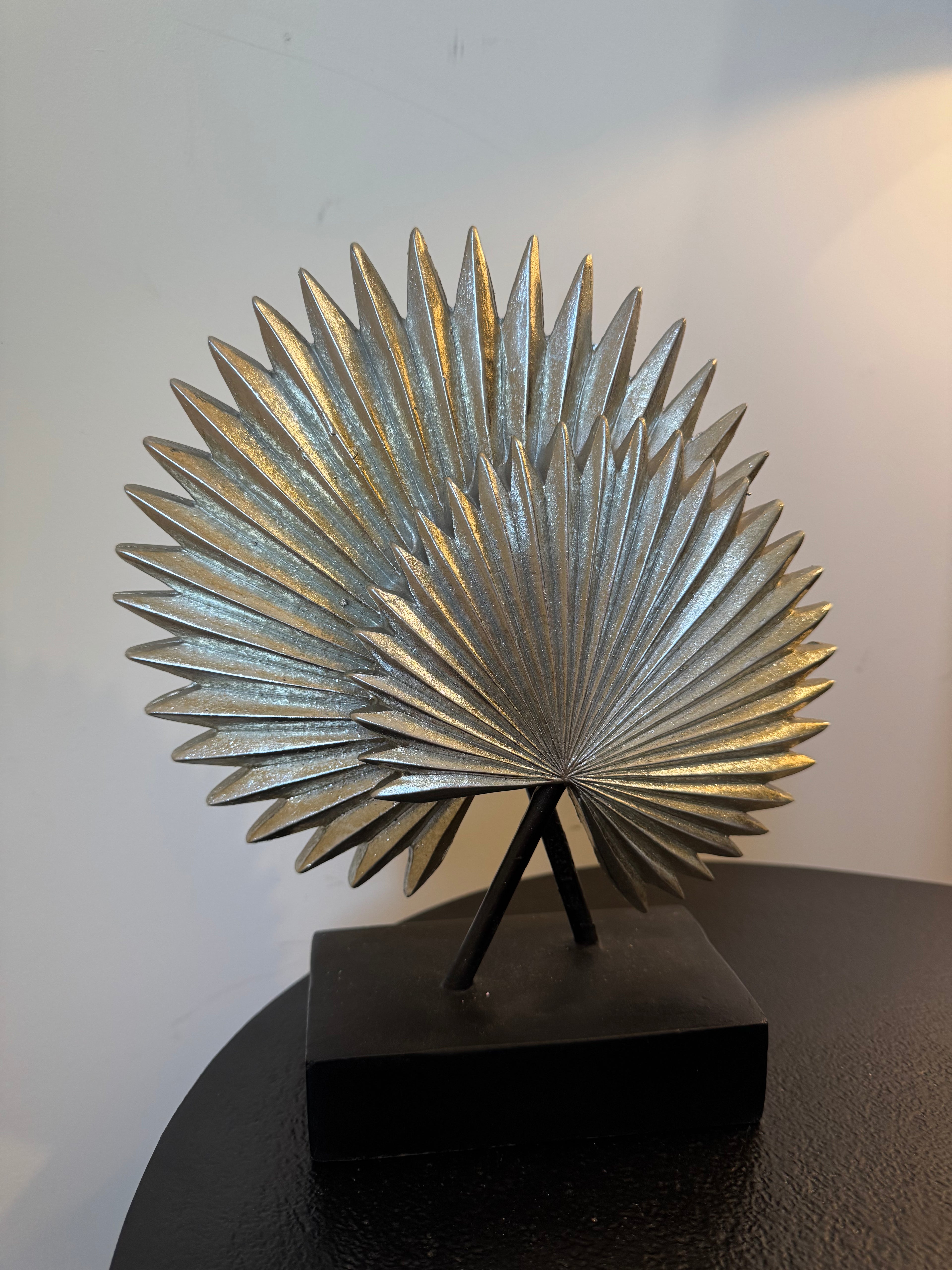Sculpture décorative feuilles de palmier argentée sur socle — Style chic & tropical (H 27 cm)
