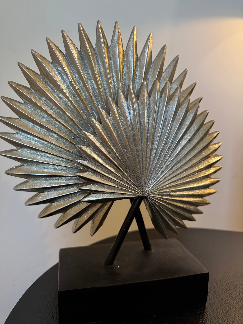 Sculpture décorative feuilles de palmier argentée sur socle — Style chic & tropical (H 27 cm)