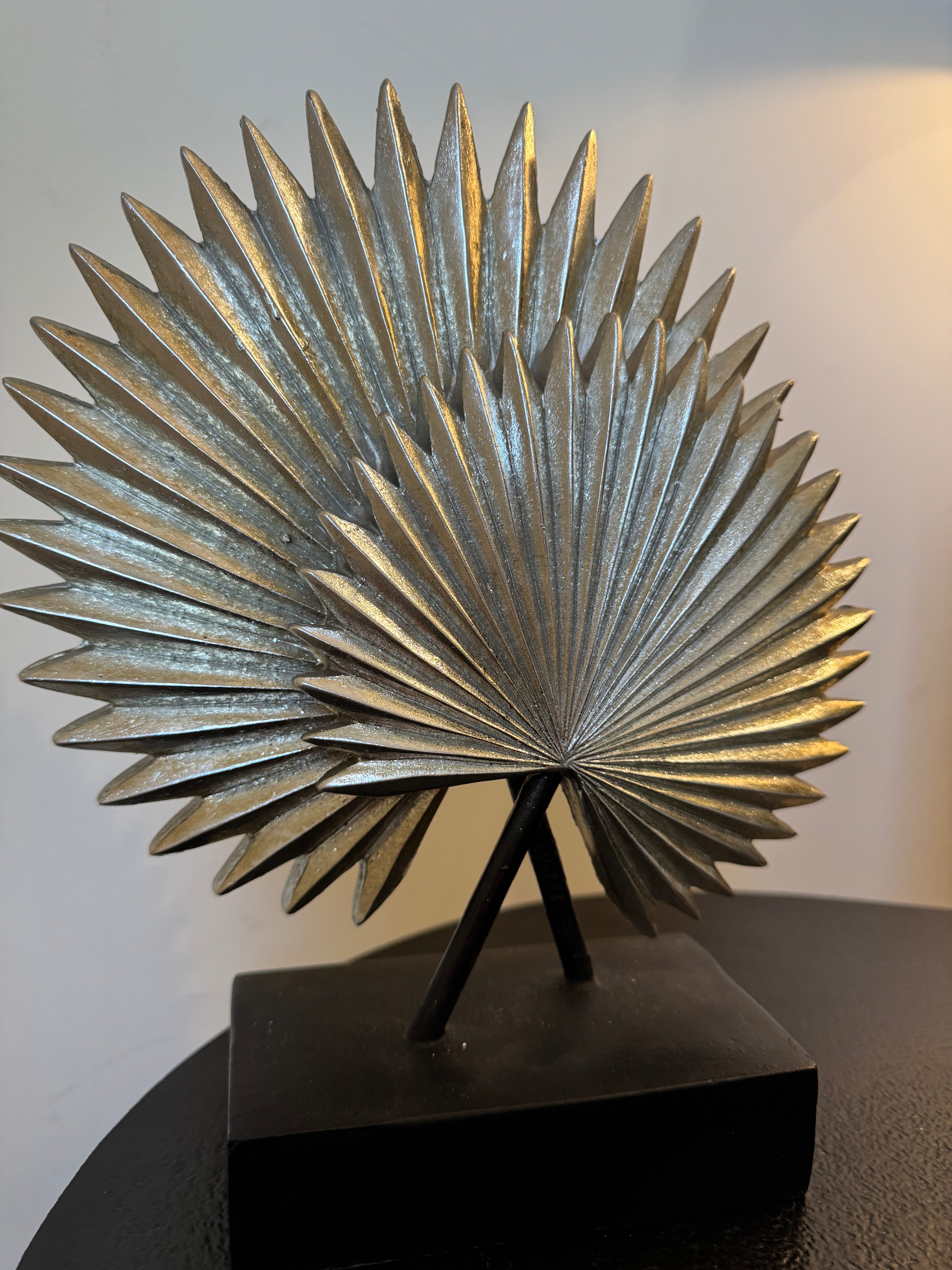 Sculpture décorative feuilles de palmier argentée sur socle — Style chic & tropical (H 27 cm)