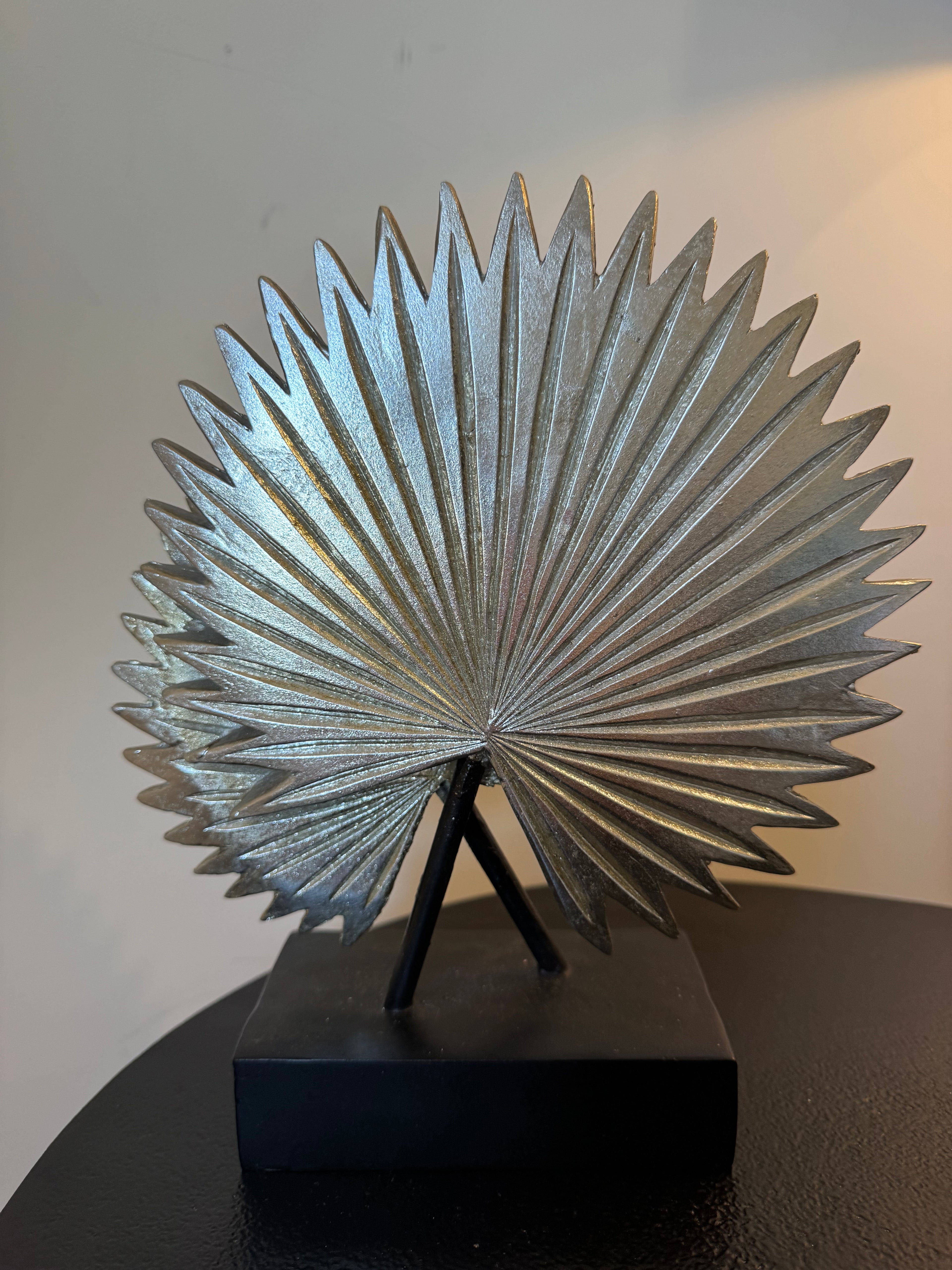 Sculpture décorative feuilles de palmier argentée sur socle — Style chic & tropical (H 27 cm)