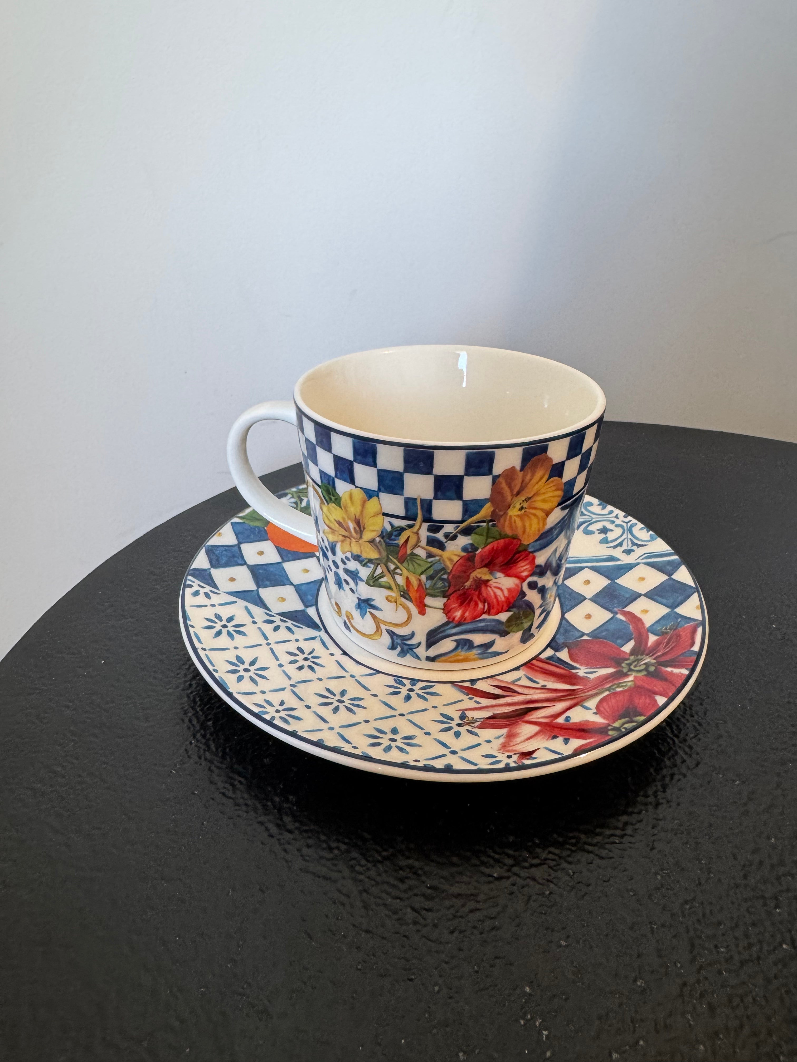 Tasse à café et sous-tasse en grès à motifs floraux et damier bleu — 220 ml