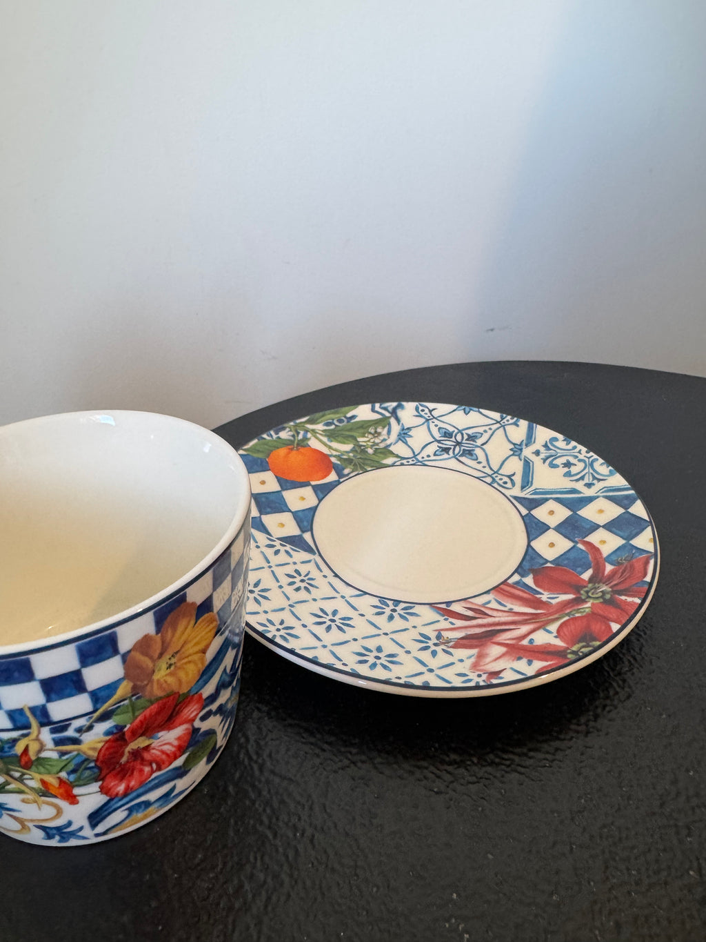 Tasse à café et sous-tasse en grès à motifs floraux et damier bleu — 220 ml
