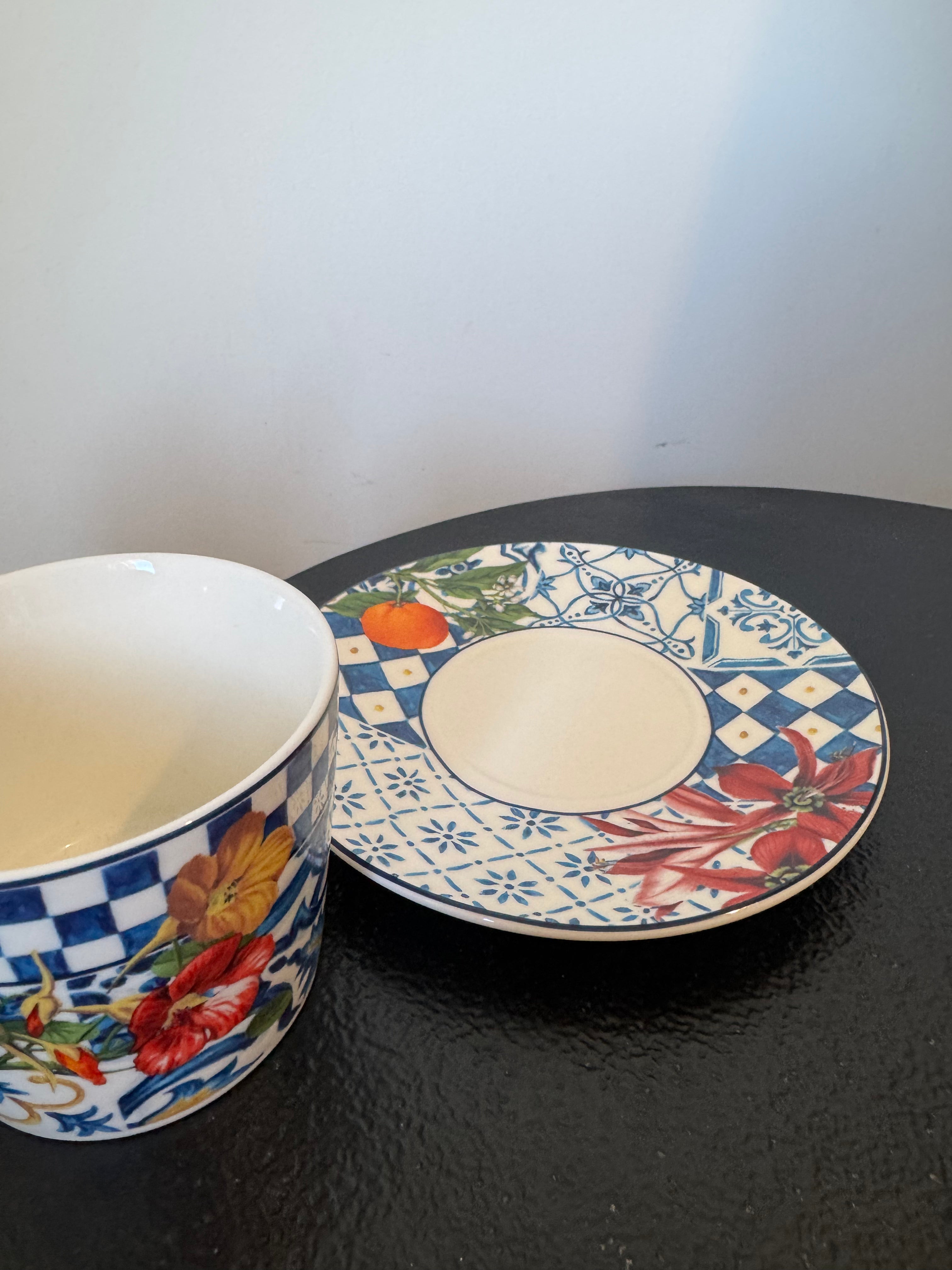 Tasse à café et sous-tasse en grès à motifs floraux et damier bleu — 220 ml