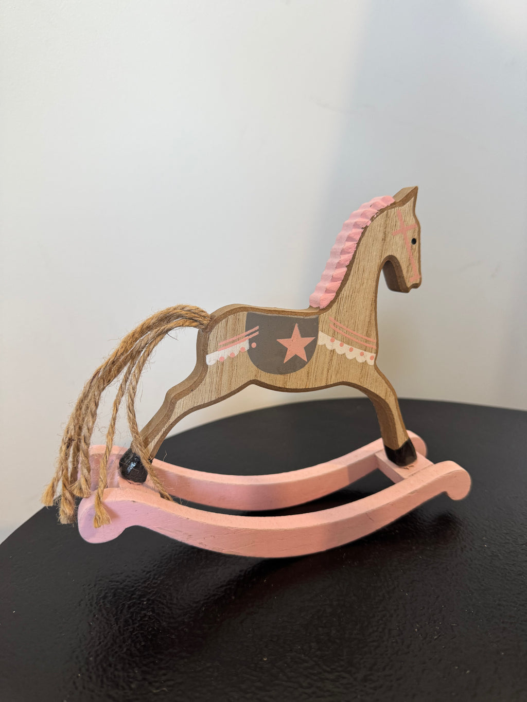Cheval à bascule décoratif en bois et rose poudré — Esprit Noël d'antan (H 17 cm)