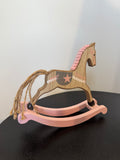 Cheval à bascule décoratif en bois et rose poudré — Esprit Noël d'antan (H 17 cm)