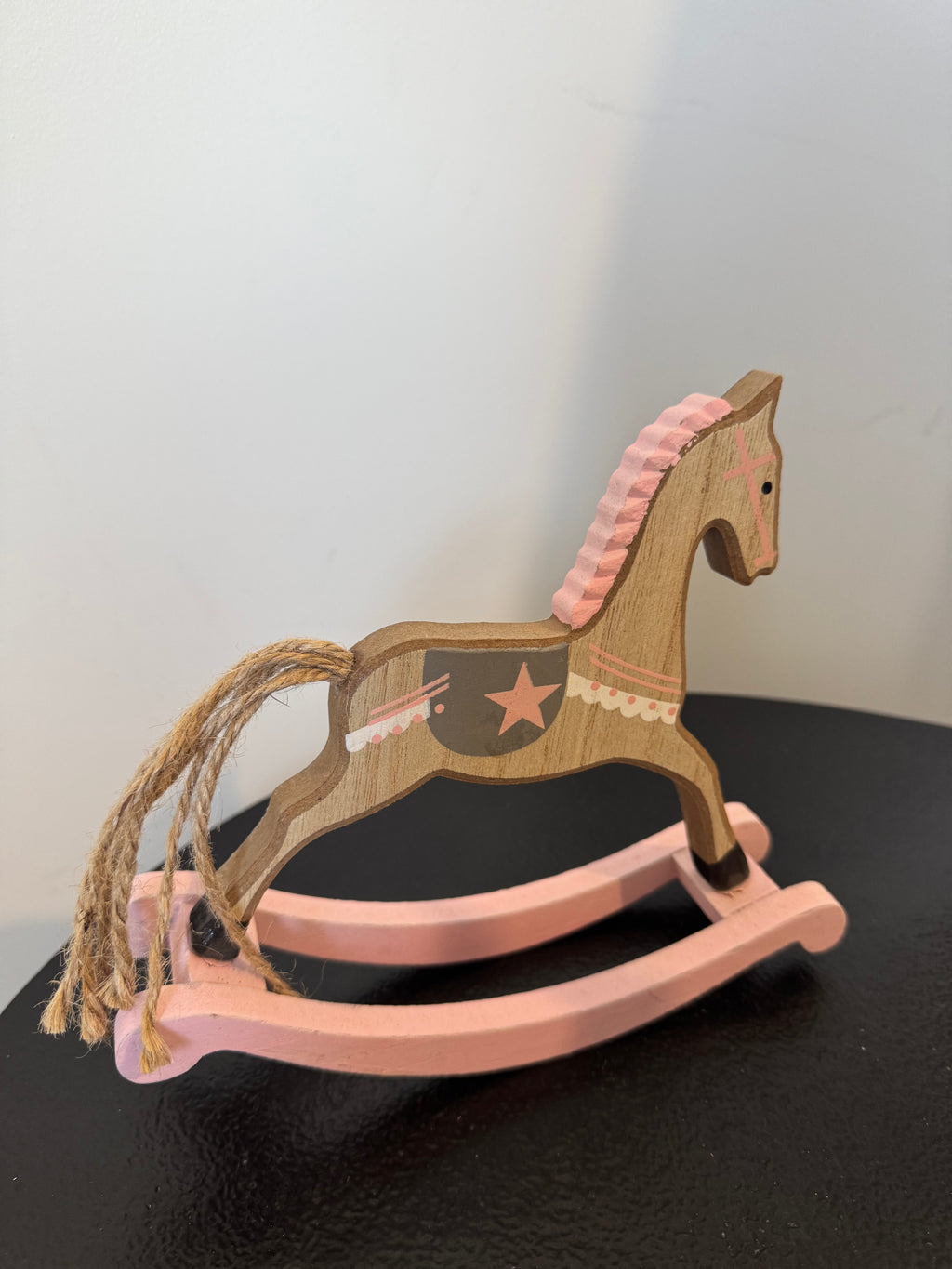 Cheval à bascule décoratif en bois et rose poudré — Esprit Noël d'antan (H 17 cm)