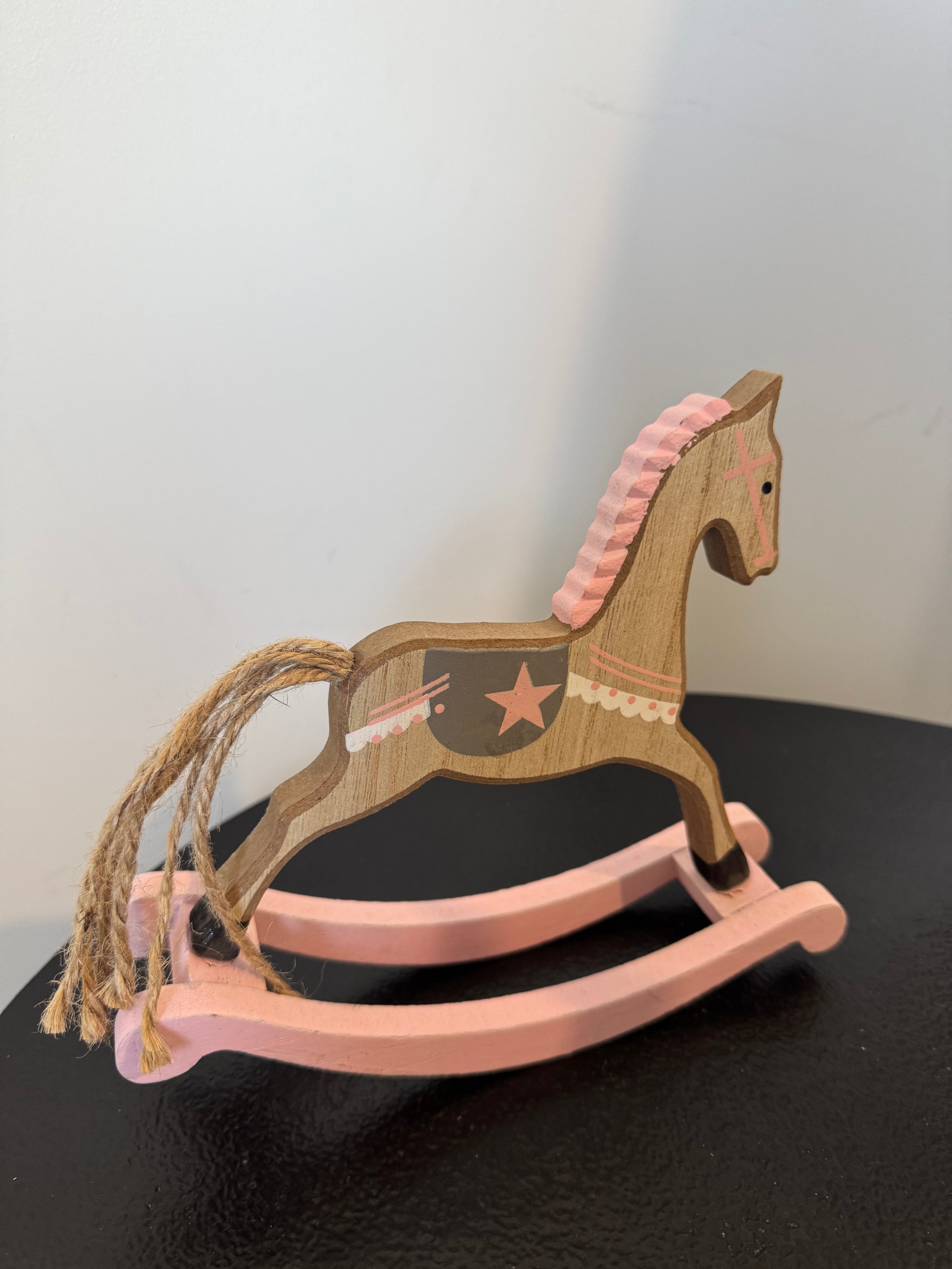 Cheval à bascule décoratif en bois et rose poudré — Esprit Noël d'antan (H 17 cm)