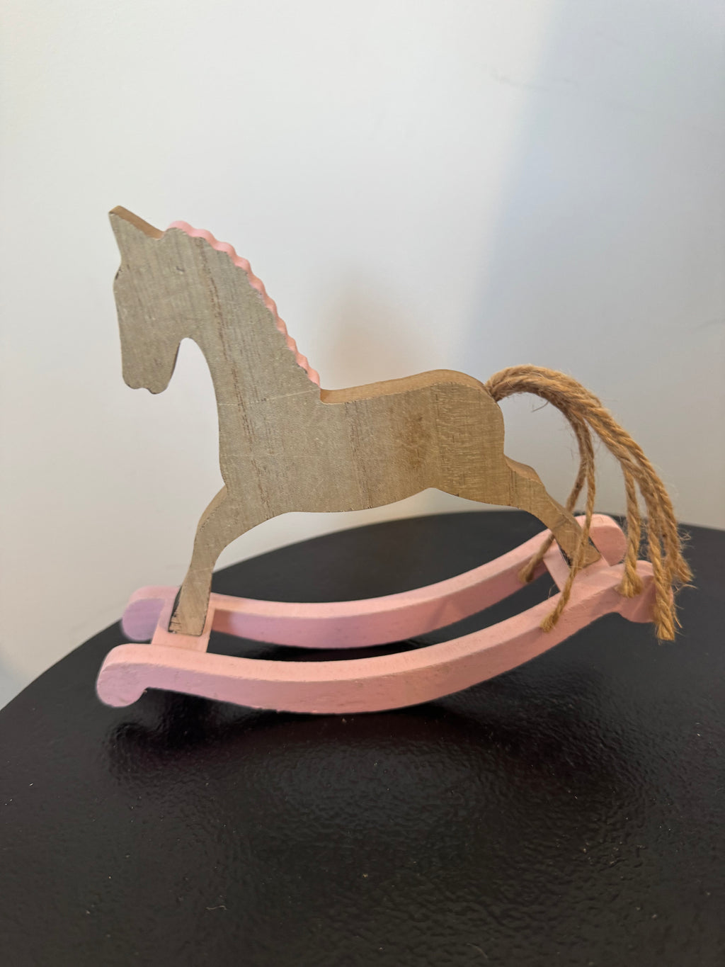Cheval à bascule décoratif en bois et rose poudré — Esprit Noël d'antan (H 17 cm)