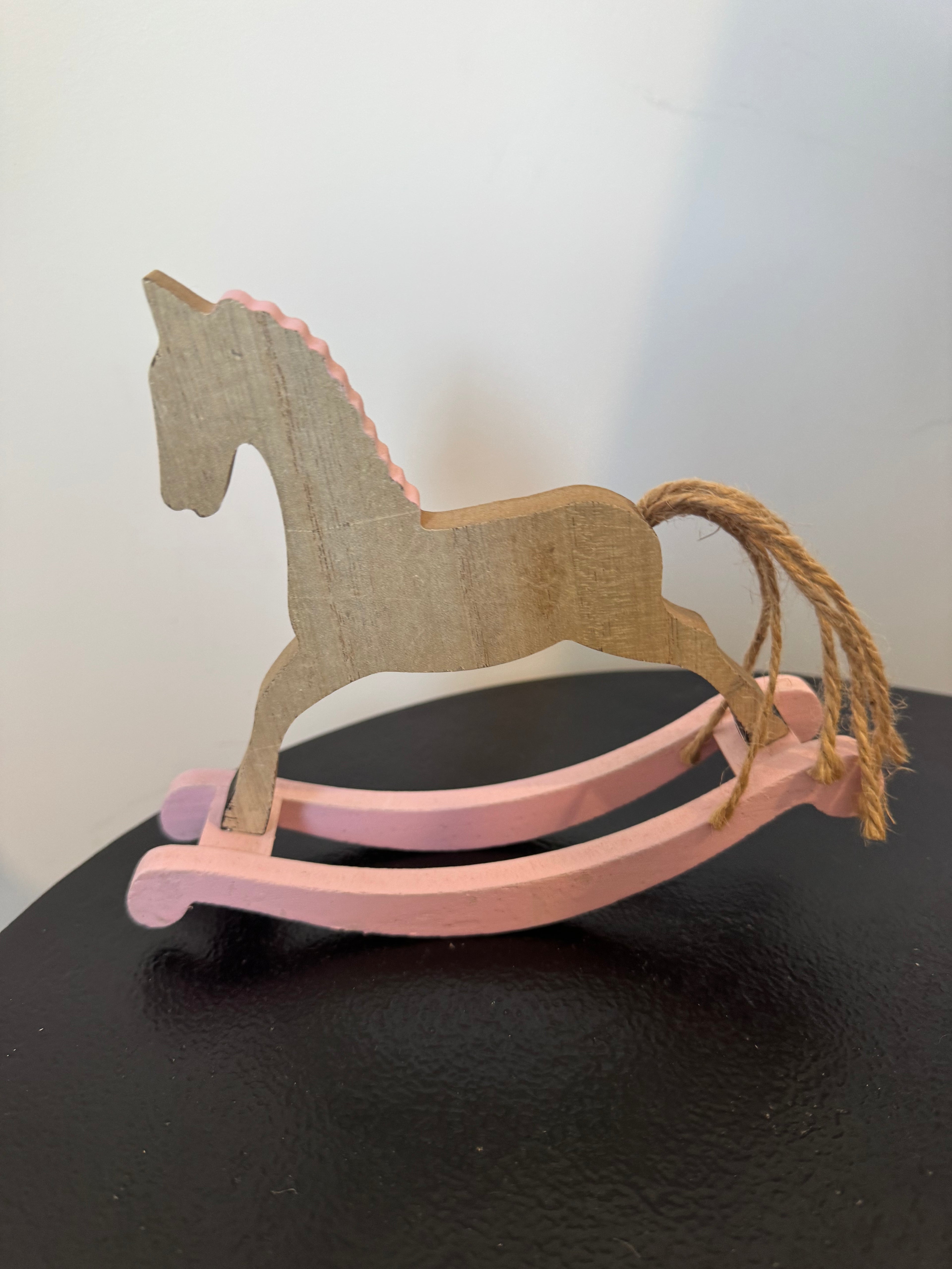 Cheval à bascule décoratif en bois et rose poudré — Esprit Noël d'antan (H 17 cm)
