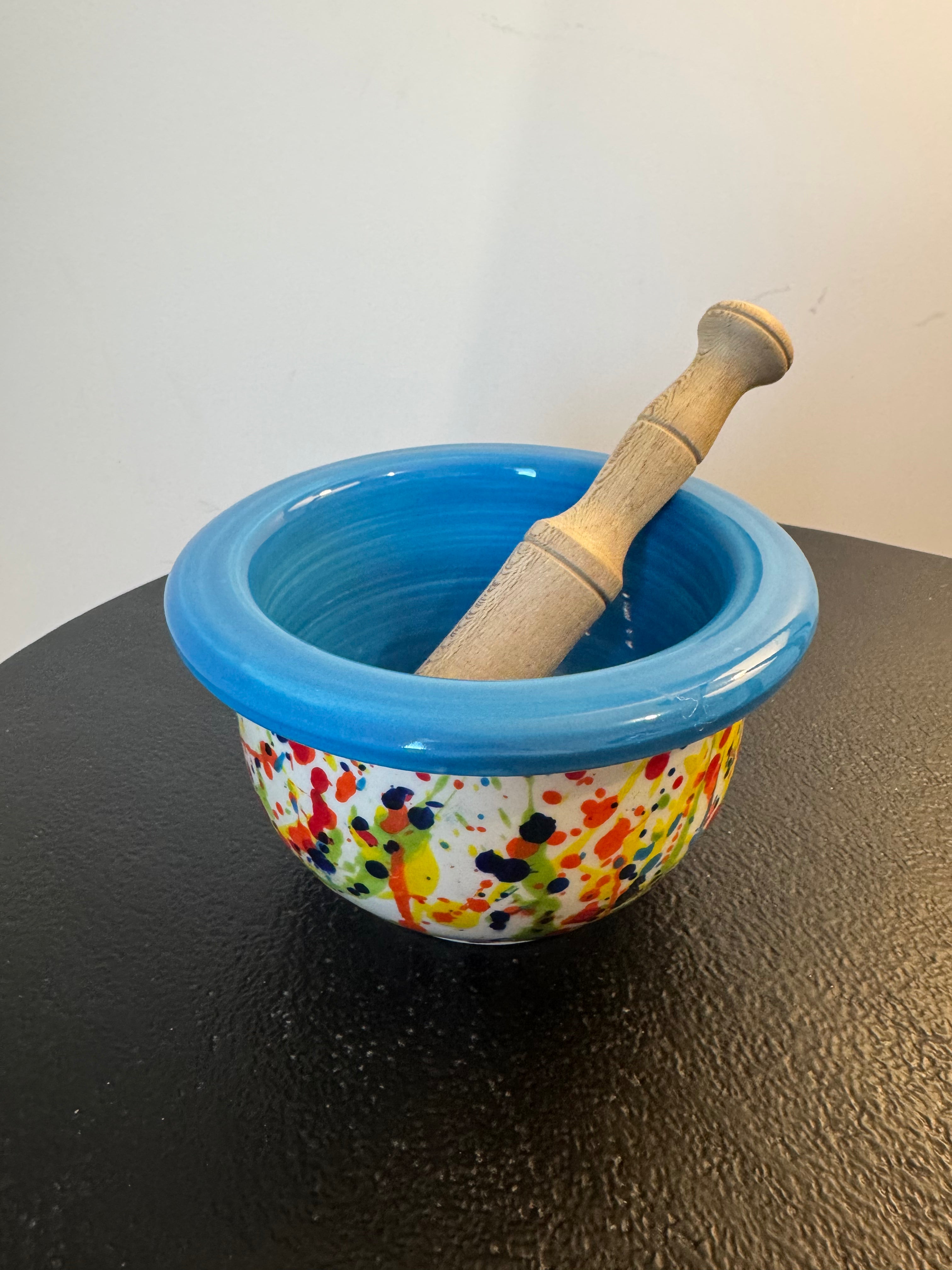 Mortier et pilon en céramique artisanale multicolore à bord bleu (D 15 cm)