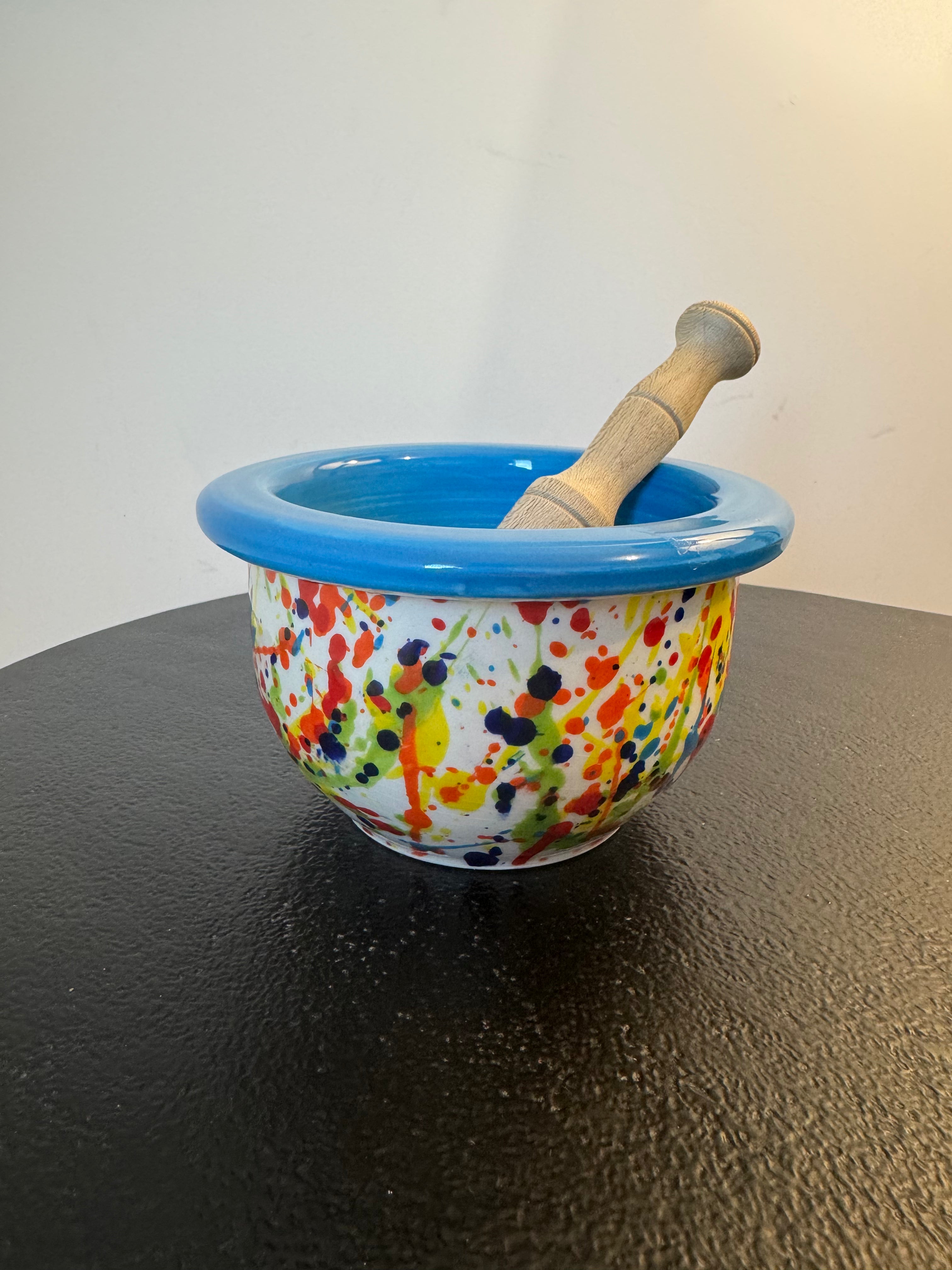 Mortier et pilon en céramique artisanale multicolore à bord bleu (D 15 cm)