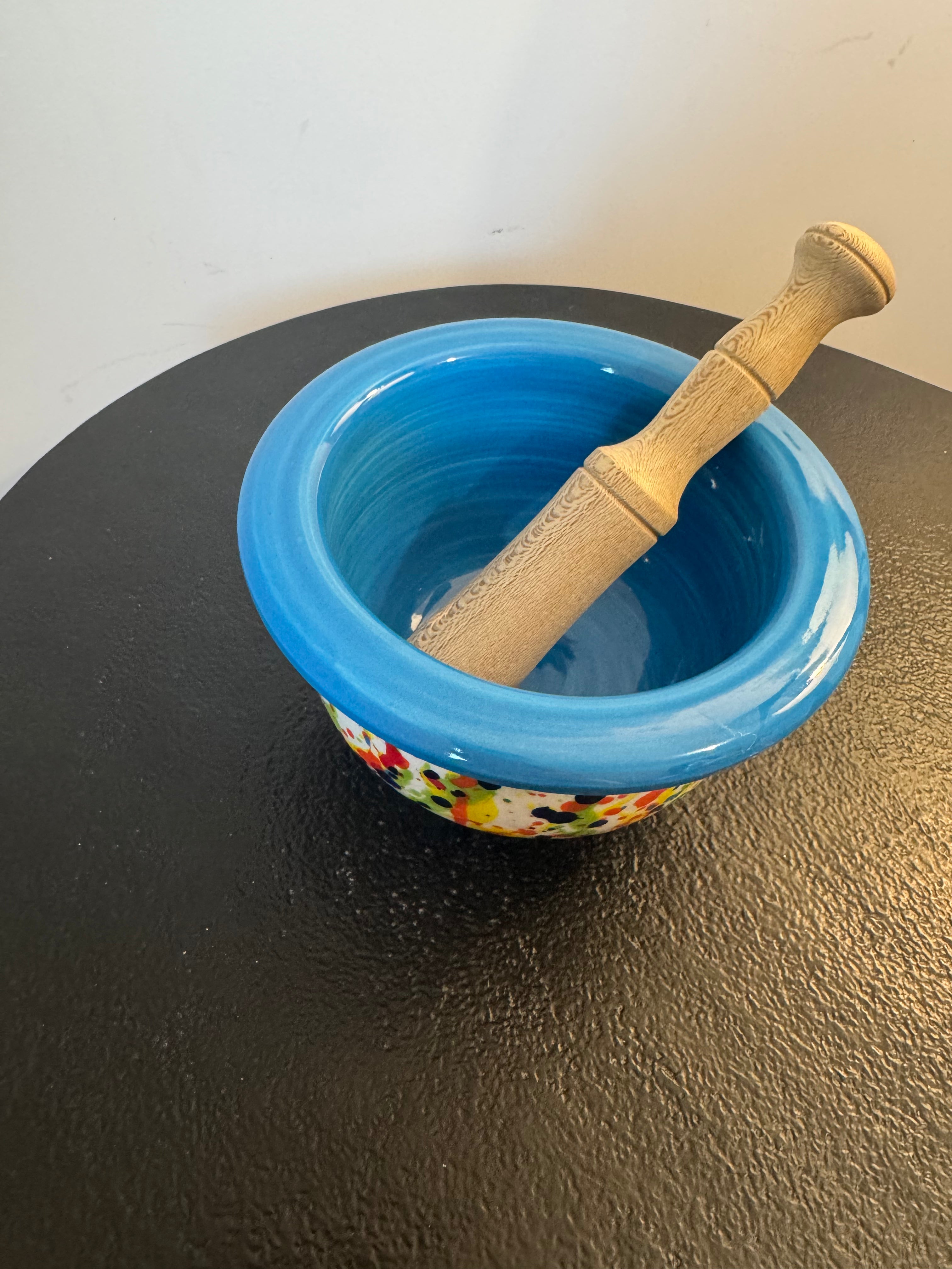 Mortier et pilon en céramique artisanale multicolore à bord bleu (D 15 cm)