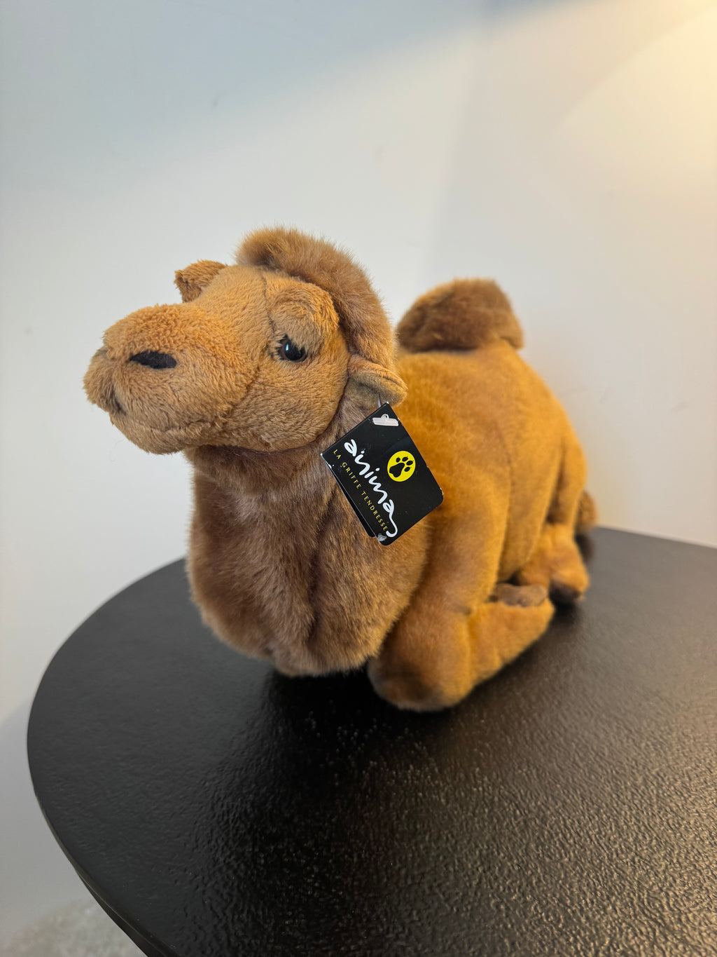 Peluche dromadaire couché marron — Anima (L 35 cm)