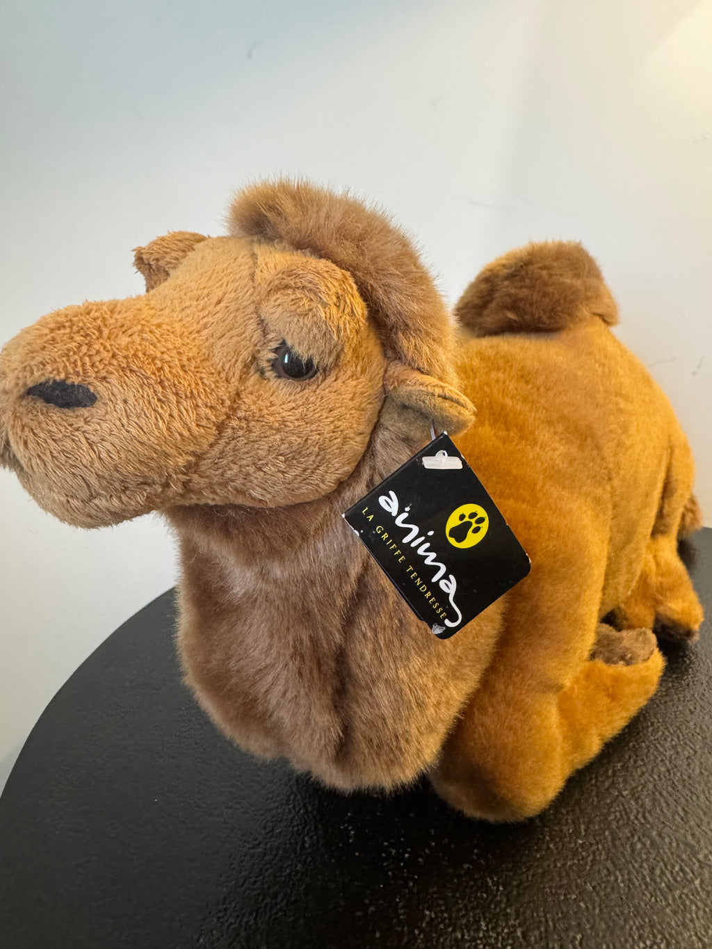 Peluche dromadaire couché marron — Anima (L 35 cm)