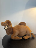 Peluche dromadaire couché marron — Anima (L 35 cm)