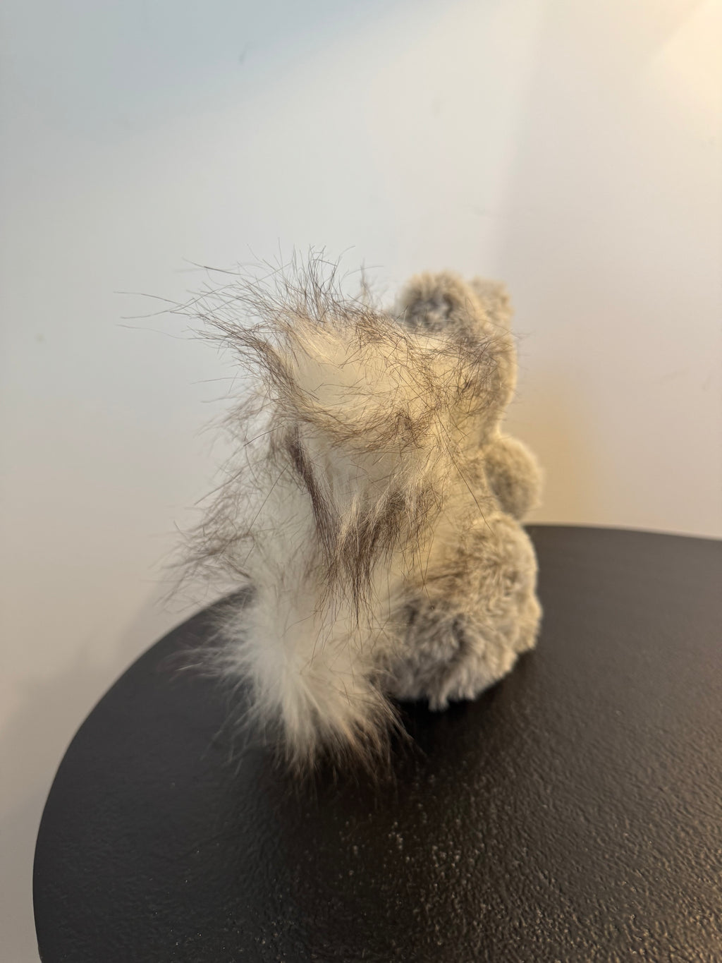 Écureuil polaire décoratif en fausse fourrure grise et blanche (H 18 cm)