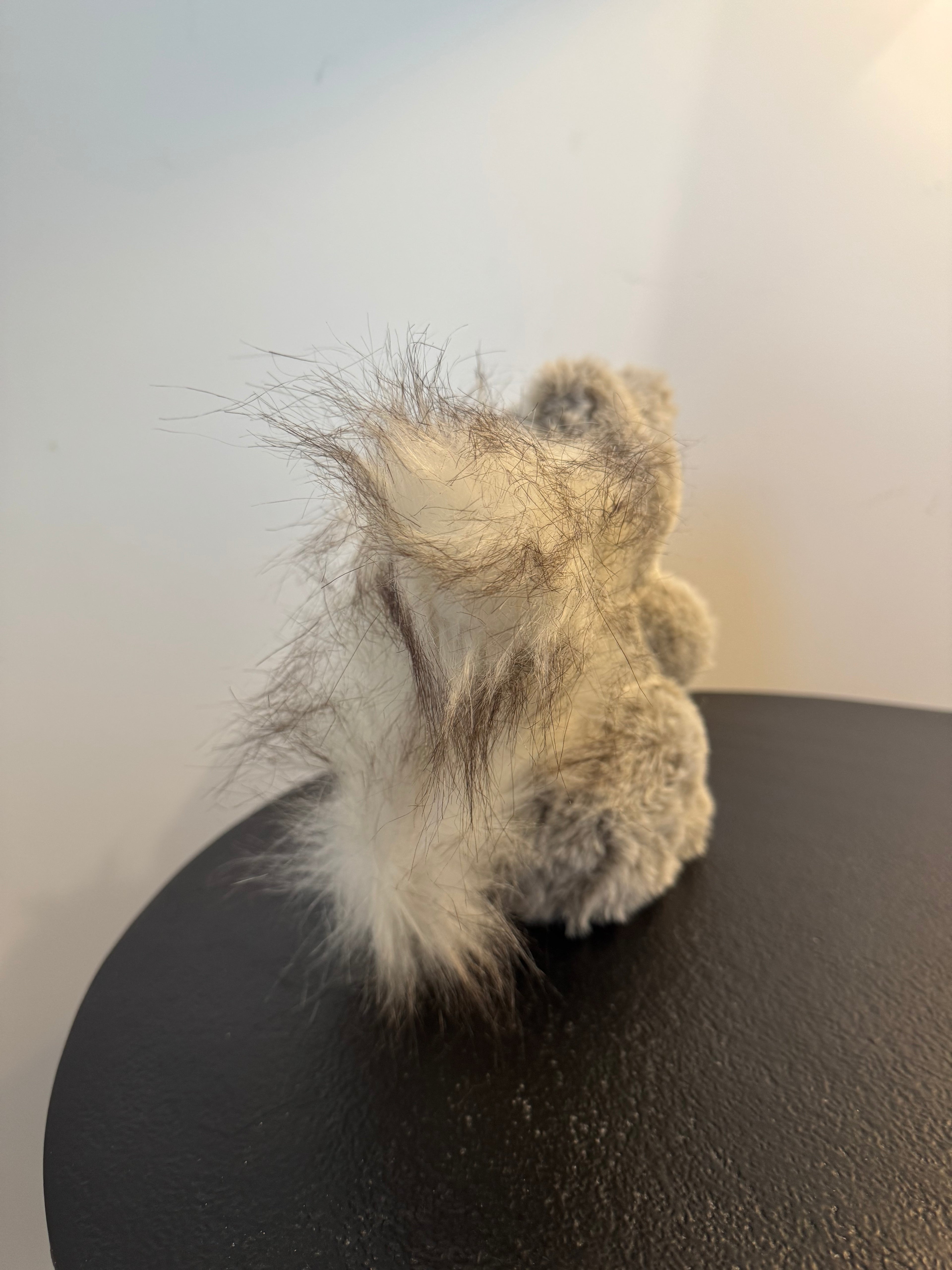 Écureuil polaire décoratif en fausse fourrure grise et blanche (H 18 cm)